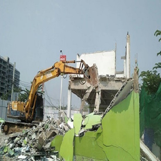 รื้อถอนปั๊มน้ำมันเก่า 