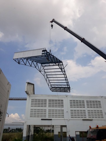 รื้อถอนหลังคาอาคาร